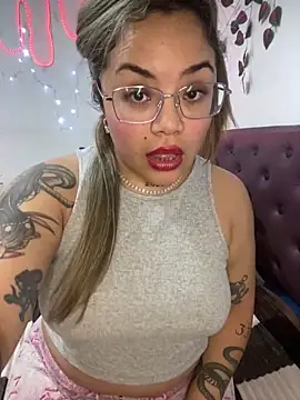 Snapshot of Lindalatina2001 chatting on May 2026 11:35:01 PM Lindalatina2001 online show from May 2026 11:35:01 PM