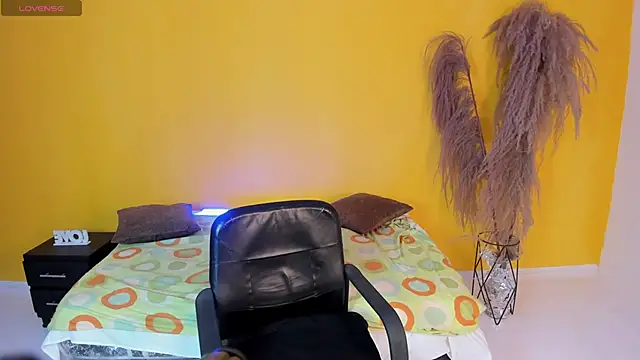 TiffanyHoustton online show from April 2026 01:28:02 PM