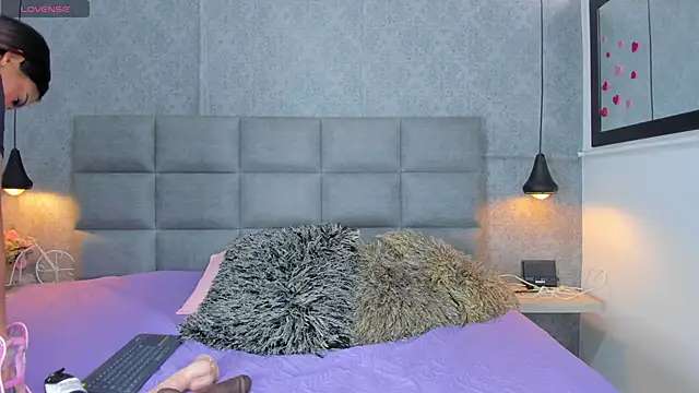 emilyy r online show from April 2026 07:09:02 PM