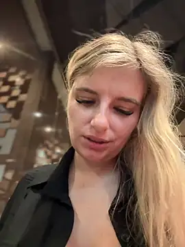 Snapshot of Betsy chatting on January 2025 11:09:02 AM Betsy online show from January 2025 11:09:02 AM