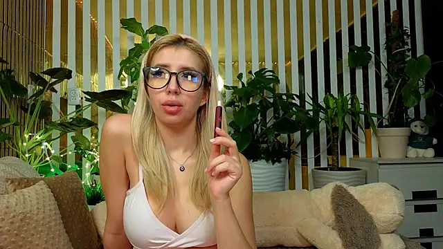 Snapshot of FlowweerGirl chatting on December 2025 12:41:02 AM FlowweerGirl online show from December 2025 12:41:02 AM