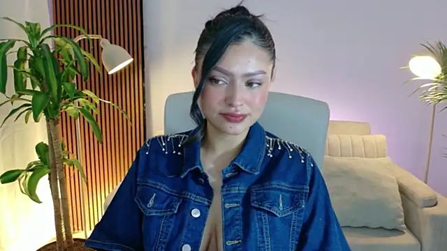 victoria   moon online show from April 2026 02:01:02 PM