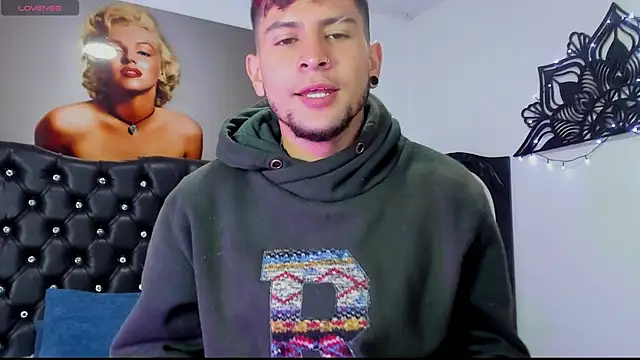 vaalentiino online show from December 2025 03:30:02 PM