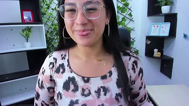 sophi hardd  online show from April 2026 02:52:02 PM