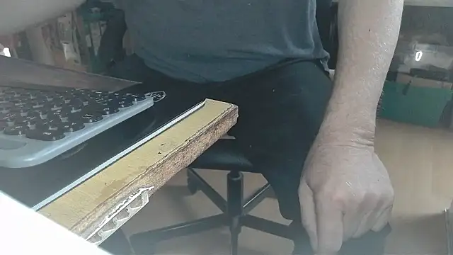 Snapshot of oldmann08 chatting on January 2026 01:05:02 PM oldmann08 online show from January 2026 01:05:02 PM