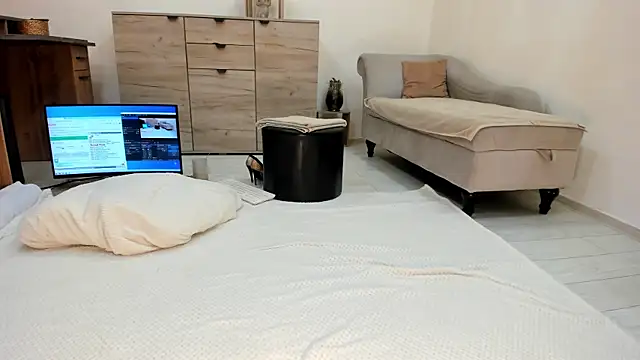 classy medea online show from April 2026 02:51:02 AM