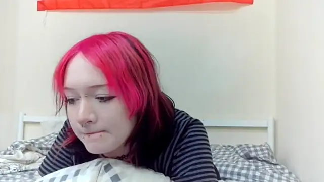 Snapshot of Shine_Luna chatting on February 2026 04:25:01 PM Shine Luna online show from February 2026 04:25:01 PM