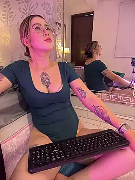Snapshot of Annyhathatway chatting on April 2026 08:39:01 PM Annyhathatway online show from April 2026 08:39:01 PM