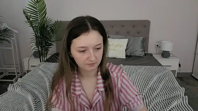 Snapshot of CyrenaLuxe chatting on March 2026 10:07:01 AM CyrenaLuxe online show from March 2026 10:07:01 AM