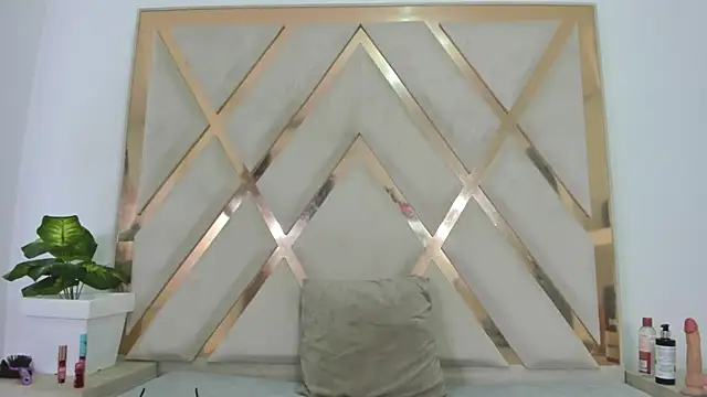 Selenaasm online show from April 2026 09:05:01 PM