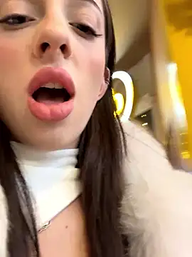 YeaLina online show from January 2026 12:09:02 PM