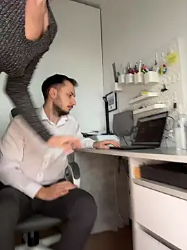 Lovebackground online show from April 2026 08:45:01 AM