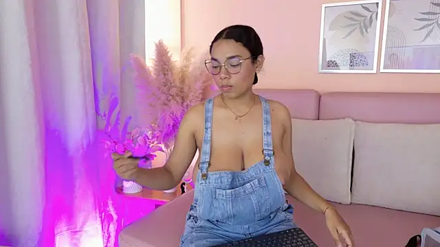 Snapshot of Emmy_And_Luna chatting on July 2026 12:33:01 PM Emmy And Luna online show from July 2026 12:33:01 PM