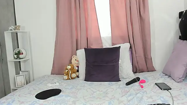 Annyeliz online show from April 2026 06:38:01 PM