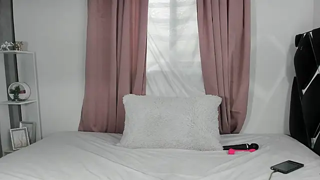Annyeliz online show from June 2026 07:03:02 PM