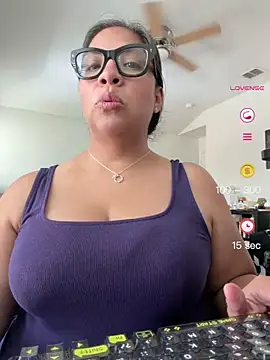 Snapshot of BettyWhispers chatting on May 2026 07:43:01 PM BettyWhispers online show from May 2026 07:43:01 PM