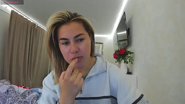 Snapshot of Roxi_Joy chatting on May 2026 08:11:02 AM Roxi Joy online show from May 2026 08:11:02 AM