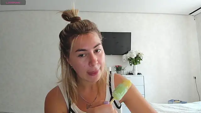 Snapshot of Roxi_Joy chatting on June 2026 07:25:02 AM Roxi Joy online show from June 2026 07:25:02 AM