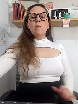 Snapshot of SofiEsteves chatting on May 2026 03:05:02 PM SofiEsteves online show from May 2026 03:05:02 PM