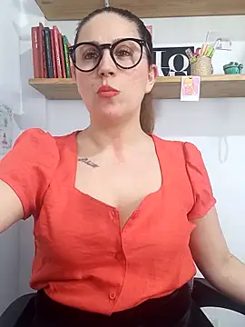 Snapshot of SofiEsteves chatting on May 2026 03:50:02 PM SofiEsteves online show from May 2026 03:50:02 PM