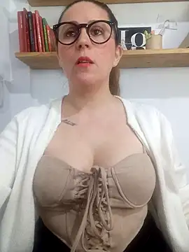 Snapshot of SofiEsteves chatting on May 2026 06:05:02 PM SofiEsteves online show from May 2026 06:05:02 PM
