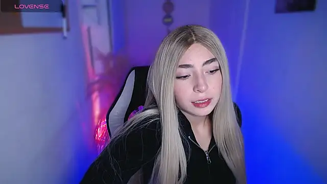 Snapshot of channel_blondee chatting on April 2026 11:47:02 PM channel blondee online show from April 2026 11:47:02 PM