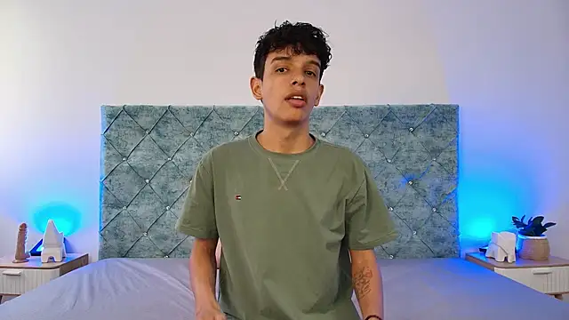 Snapshot of maxfrost_1 chatting on December 2025 07:10:01 PM maxfrost 1 online show from December 2025 07:10:01 PM