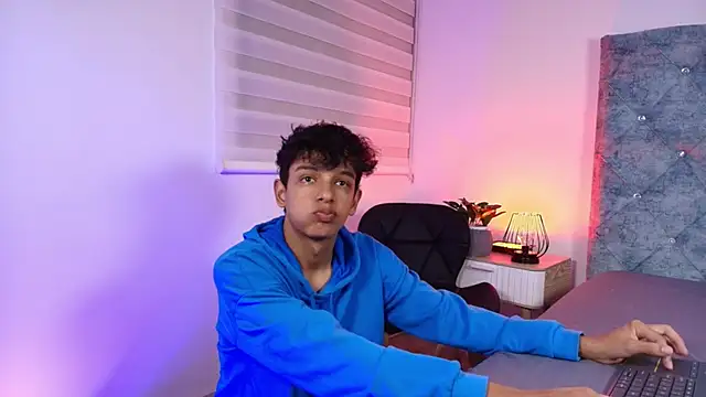 Snapshot of maxfrost_1 chatting on January 2026 07:28:01 PM maxfrost 1 online show from January 2026 07:28:01 PM