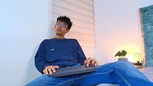 Snapshot of maxfrost_1 chatting on January 2026 07:19:01 PM maxfrost 1 online show from January 2026 07:19:01 PM