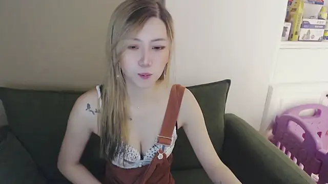 whitecat13 online show from April 2026 11:16:01 AM