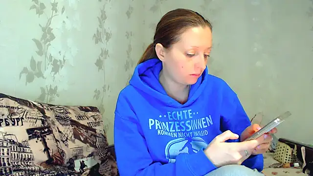 Snapshot of CrystallAngel chatting on February 2026 04:43:01 PM CrystallAngel online show from February 2026 04:43:01 PM