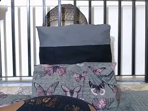 Snapshot of slenderbee2005 chatting on January 2026 08:00:01 PM slenderbee2005 online show from January 2026 08:00:01 PM