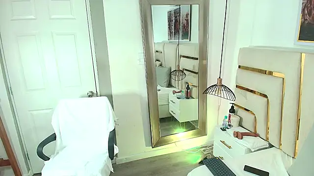 Noelle Minx online show from April 2026 06:24:02 PM