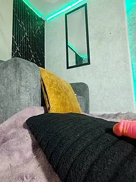 Isis Hot   online show from April 2026 11:35:01 AM