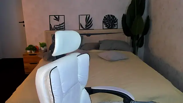 Snapshot of Gloria_Gordon chatting on April 2026 05:32:02 PM Gloria Gordon online show from April 2026 05:32:02 PM