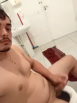 Juninho18c online show from April 2026 05:05:02 PM