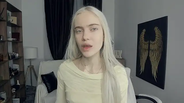 KristalCrowner online show from February 2026 07:37:01 PM