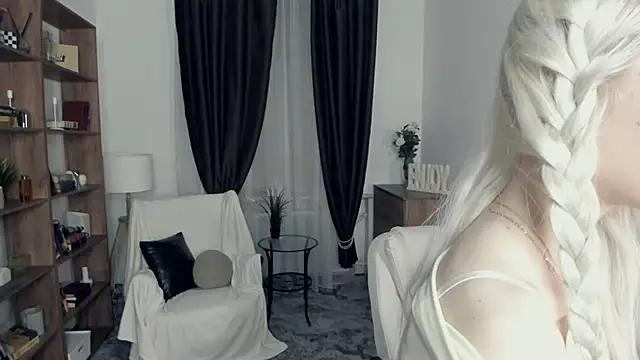 KristalCrowner online show from February 2026 07:34:02 PM