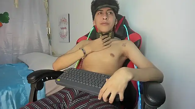 julian xx online show from April 2026 07:18:01 PM