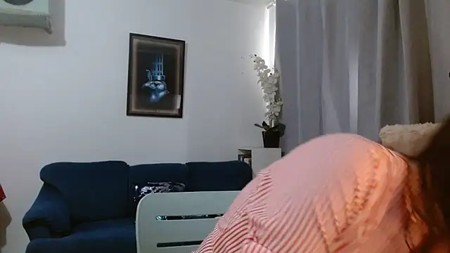 Snapshot of Almaglow_ chatting on June 2026 05:37:02 PM Almaglow online show from June 2026 05:37:02 PM