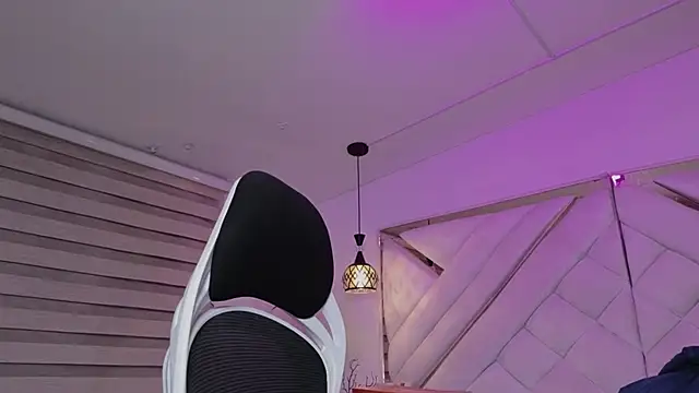 mia gatesvg online show from March 2026 03:01:01 AM