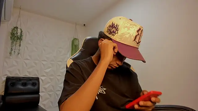 Snapshot of Alluringangel23 chatting on January 2026 01:52:02 AM Alluringangel23 online show from January 2026 01:52:02 AM