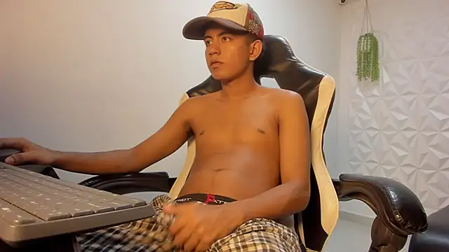 Snapshot of Alluringangel23 chatting on January 2026 12:45:02 AM Alluringangel23 online show from January 2026 12:45:02 AM