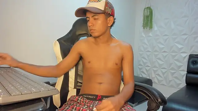 Snapshot of Alluringangel23 chatting on January 2026 01:21:02 AM Alluringangel23 online show from January 2026 01:21:02 AM