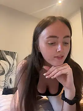 Snapshot of TayLovesxx chatting on June 2026 08:06:01 PM TayLovesxx online show from June 2026 08:06:01 PM