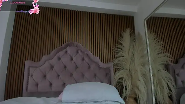 Violett hott  online show from April 2026 12:22:02 PM