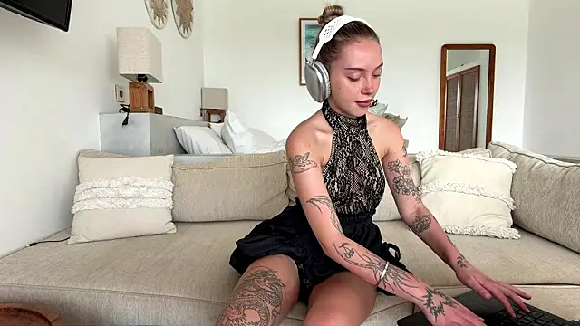 MartinaDeoliveira online show from February 2026 05:08:02 AM