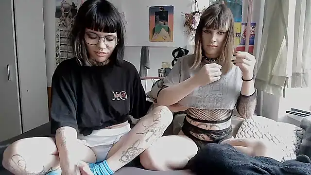 kicianiunia online show from April 2026 01:57:02 PM