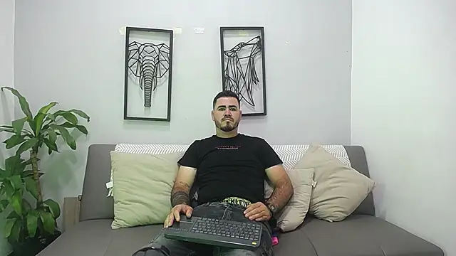 Aronhilton online show from January 2026 07:41:02 PM