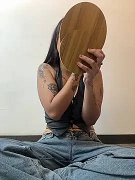 Abriil cutee online show from April 2026 02:21:01 PM